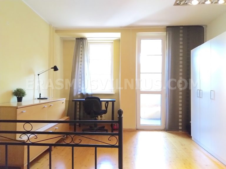 Room overview with bed, desk and wardrobe in Erasmus flat