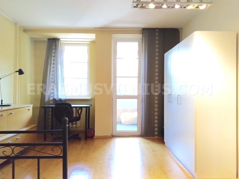 King size bed and wardrobe in Erasmus student room