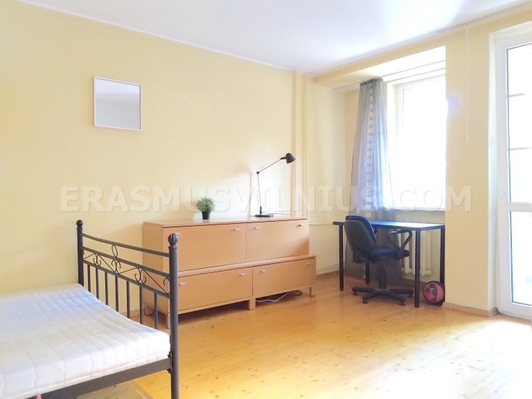 Private room with king size bed and desk for Erasmus students
