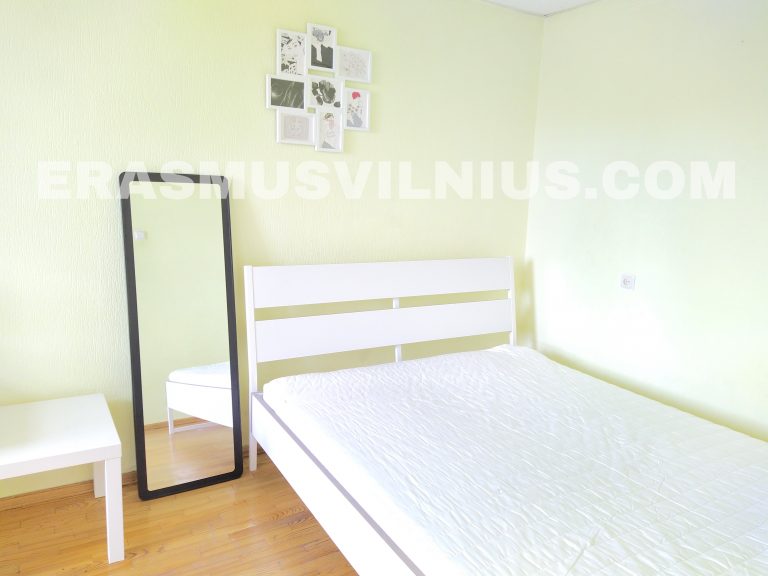 Bedroom with city view and king size bed in Flat 3